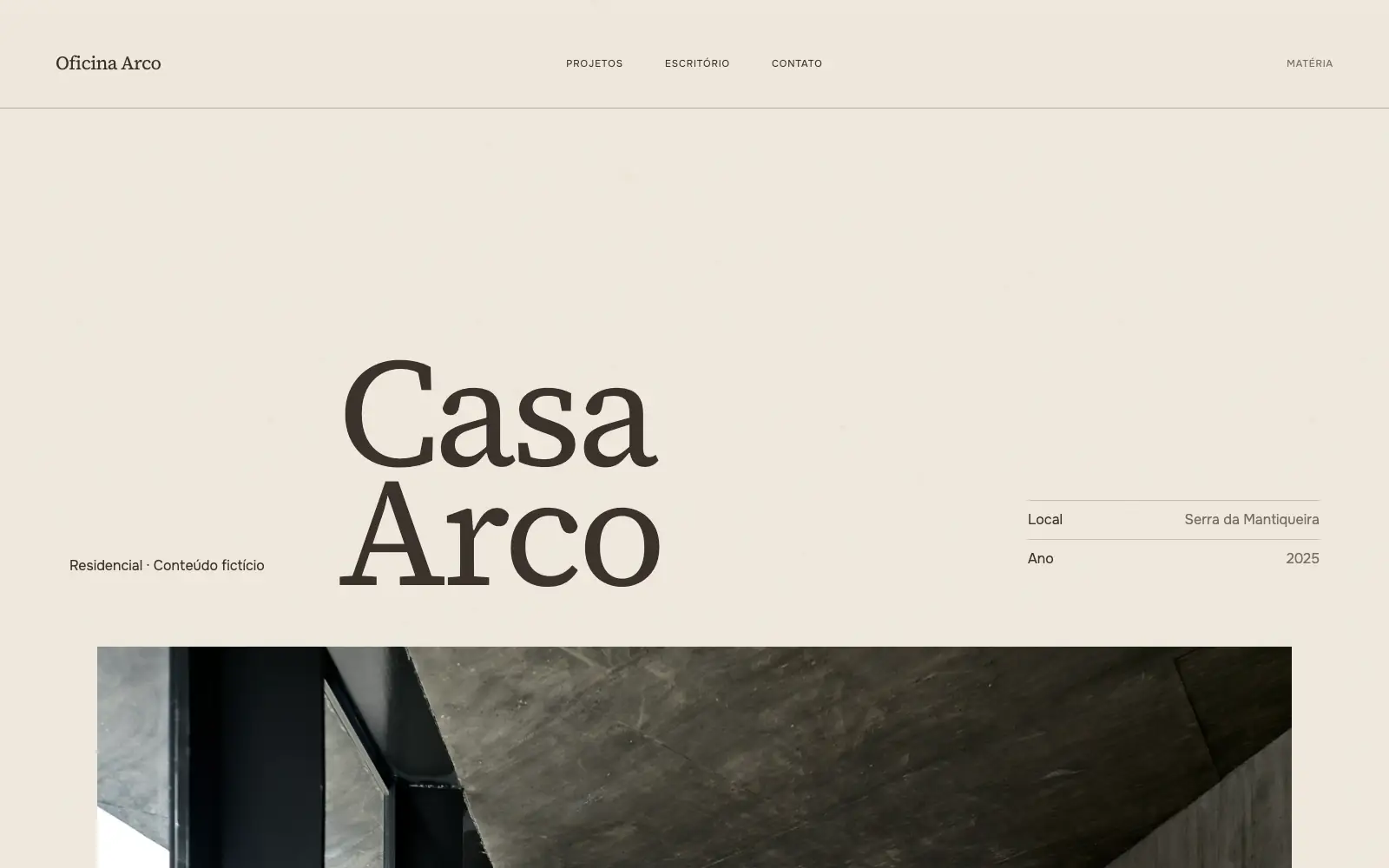 Casa Arco apresentada na direção Matéria, em cor e composição editorial assimétrica.